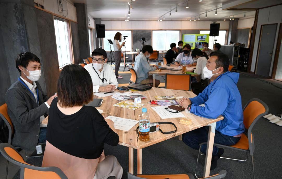 プレオープンイベントのワークショップで意見を出し合う参加者たち=水戸市松本町
