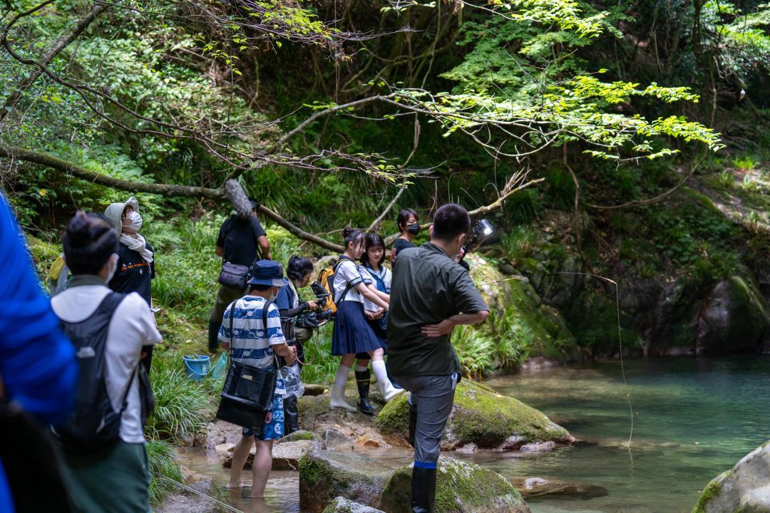 第1弾動画「県北高校フシギ部」での撮影の様子=2021年7月26日、高萩市中戸川
