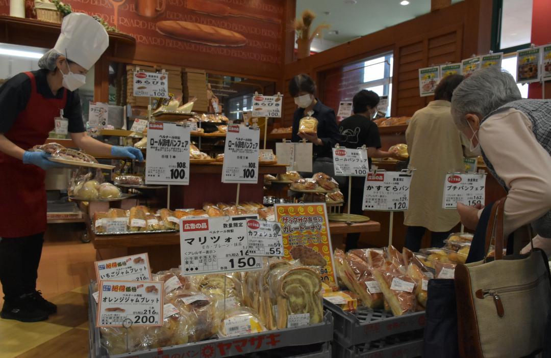 小麦粉が高騰する中、価格維持に苦心する食品スーパーのパン売り場=高萩市内
