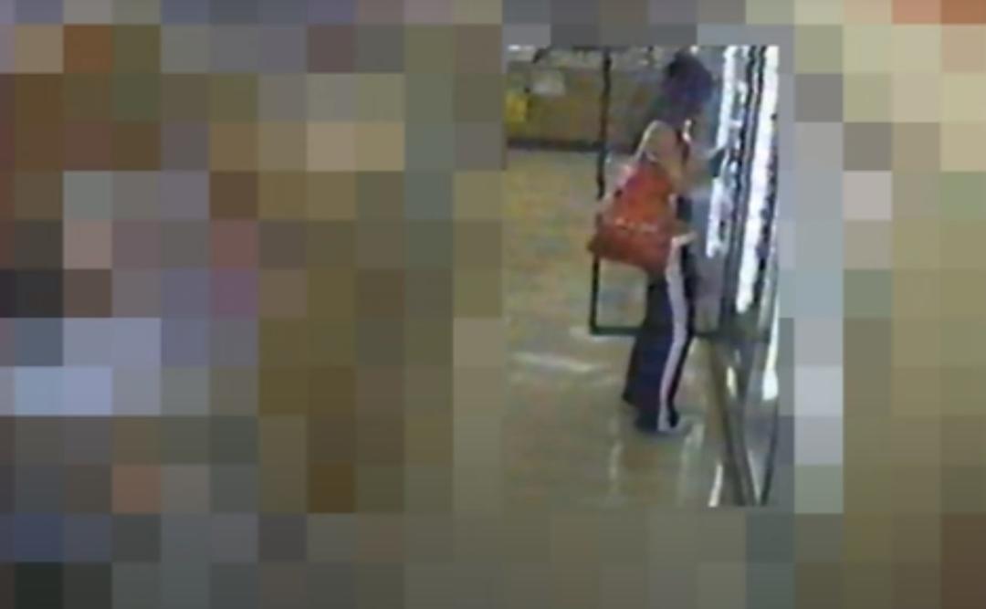 佐藤麻衣さんが買い物する姿が映された防犯カメラの映像(県警提供)