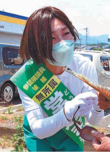 有権者と拳を合わせる堂込麻紀子氏=2日午後、石岡市内
