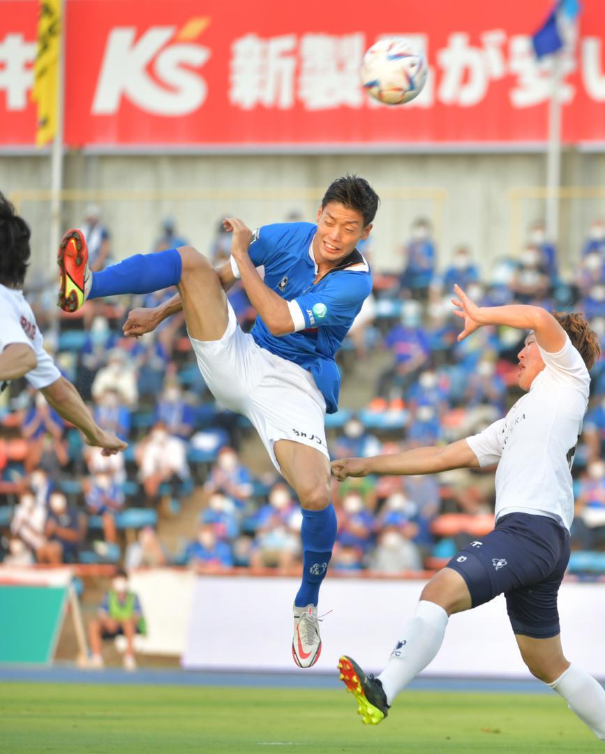 水戸-横浜FC 前半5分、相手と競り合う水戸・木下(左)=ケーズデンキスタジアム水戸