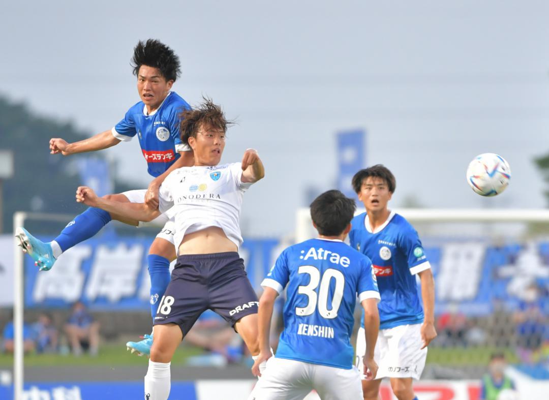 水戸-横浜FC　前半33分、相手と競り合う水戸・後藤田(左)=ケーズデンキスタジアム水戸
