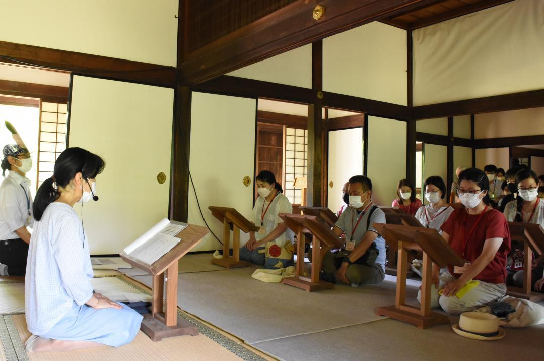 小圷のり子さん(左)の後に続いて論語を素読した参加者たち=水戸市三の丸の弘道館
