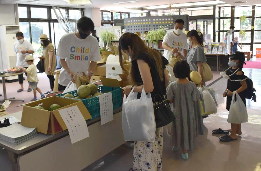 食材や衣服、弁当などを無償配布した「鹿嶋みんなの食卓」=鹿嶋市角折