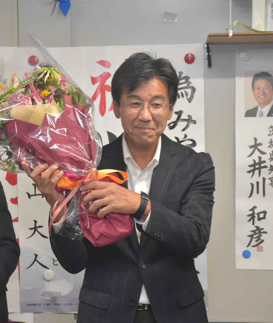 かすみがうら市長選で初当選した宮嶋謙さん=同市稲吉南