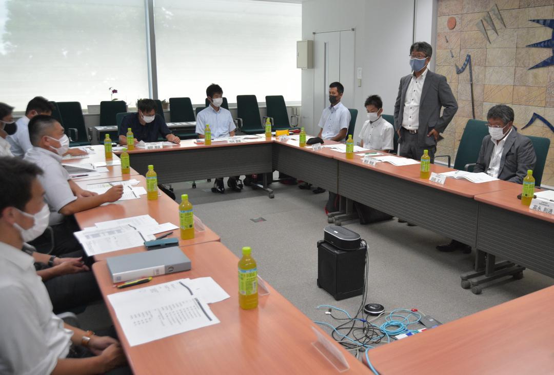 出場32チームを決めた軟式野球の県選抜中学校選考委員会=水戸市笠原町
