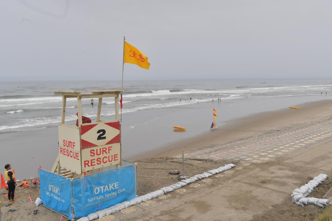 海開きをした大竹海岸鉾田海水浴場。悪天候で海水浴客はまばらだった=16日午後、鉾田市大竹