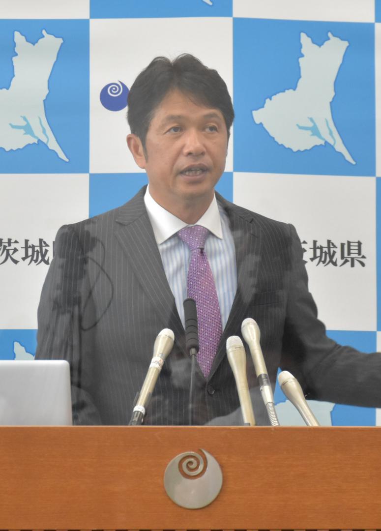 記者会見で4回目接種の促進について話す大井川和彦知事=県庁