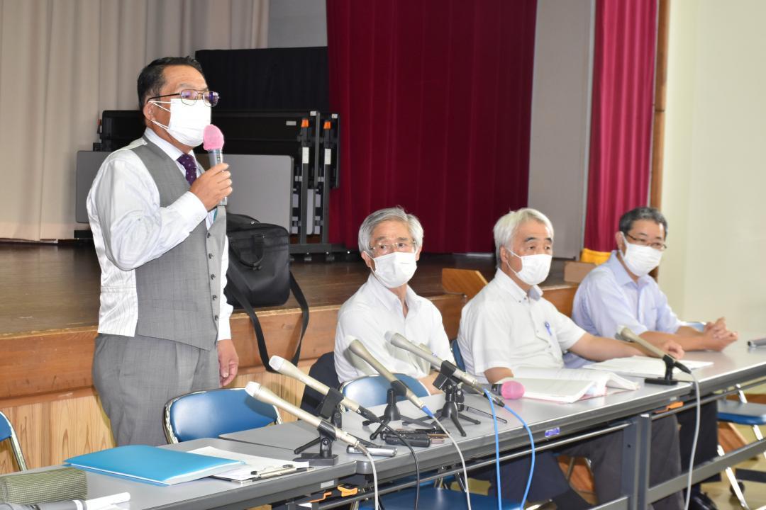 賠償請求が認められ、記者会見で喜びを語る若宮戸地区住民の高橋敏明さん(左)=水戸市緑町の県立青少年会館