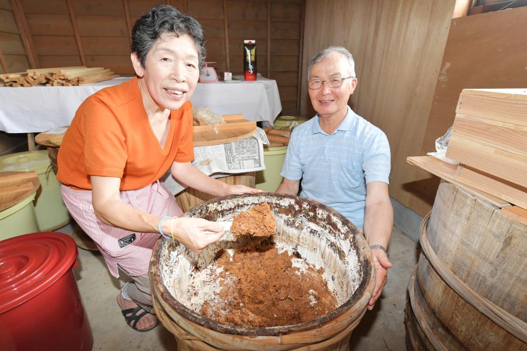 自然栽培の原料でみそ造りを追求する鈴木信之さん(右)と妻、和子さん=那珂市飯田
