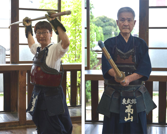 剣道範士の高山陽好さん(右)となぎなた範士の榎戸二三枝さん(左)=水戸市北見町の水戸東武館