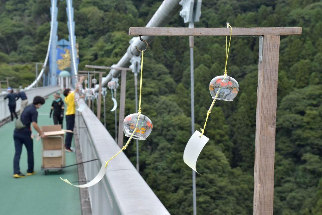 涼しげな音を響かせる風鈴の飾り付け作業=常陸太田市天下野町