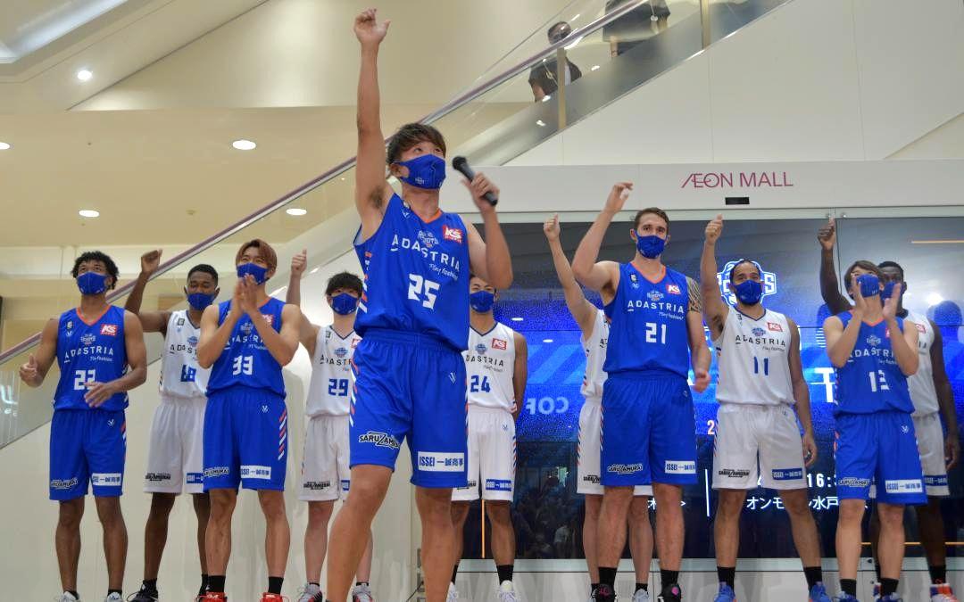 新しいユニホームに袖を通し、ファンらに応援を呼びかけるロボッツの選手たち。手前は平尾主将=水戸市内原