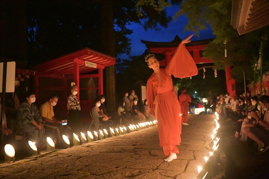 舞を奉納する舞踏家、堀馨予さん=鷲子山上神社
