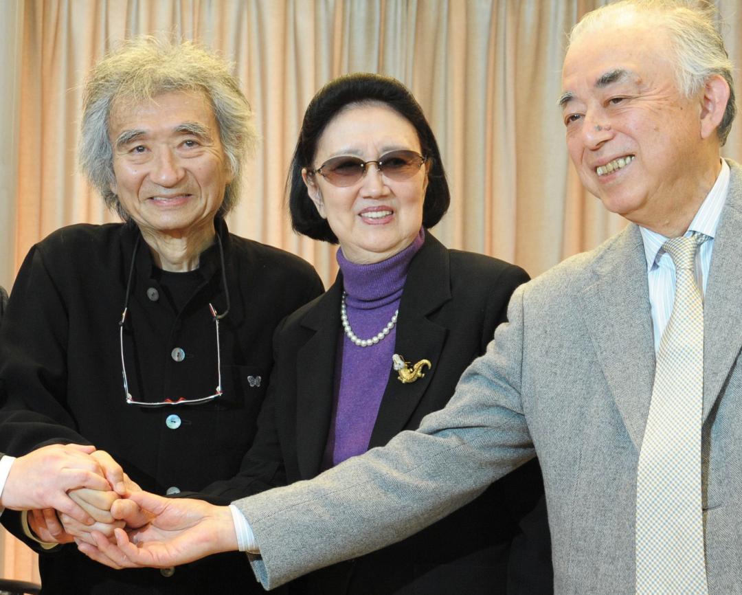 水戸芸術館の館長に就任した小澤征爾さん(左)らと握手する森英恵さん(中央)=2013年4月、水戸市五軒町
