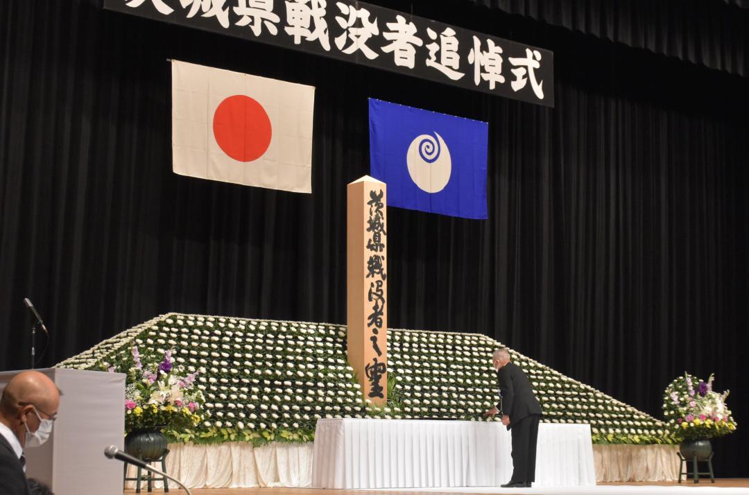 遺族代表として献花する秋元政由さん=水戸市千波町
