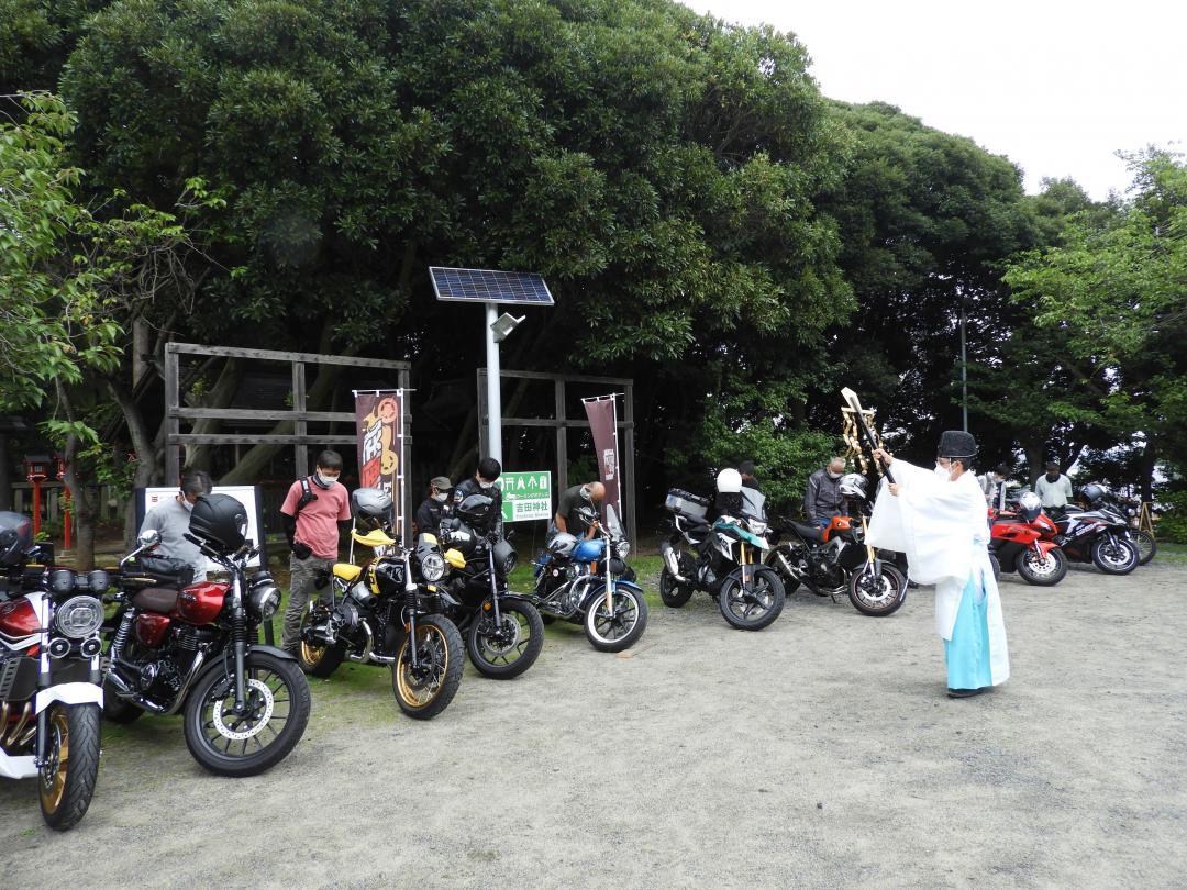 おはらいを受けるライダーら=水戸市宮内町