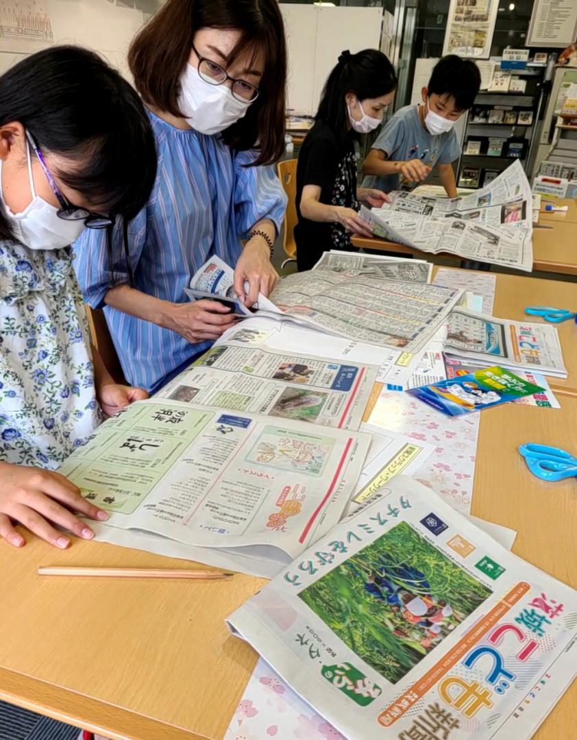 茨城こども新聞を一緒に読む親子=水戸市南町の茨城新聞みと・まち・情報館

