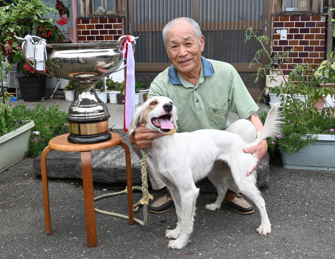 全国大会で優勝したクリサンセマム・ハナグロ号と菊保雄さん=八千代町粕礼