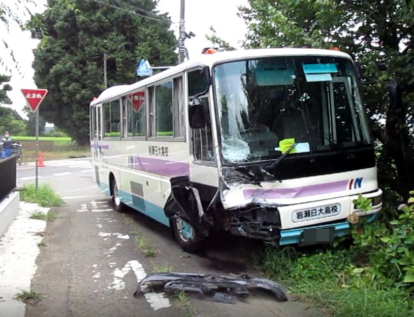軽乗用車と衝突したスクールバス＝桜川市真壁町源法寺