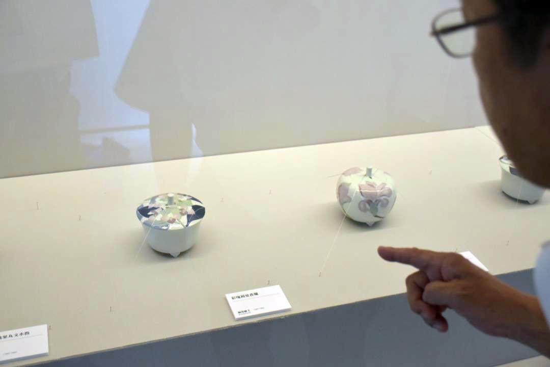 特別展で展示された楠部彌弌の「彩埏初夏香爐」(左)=筑西市大塚の廣澤美術館
