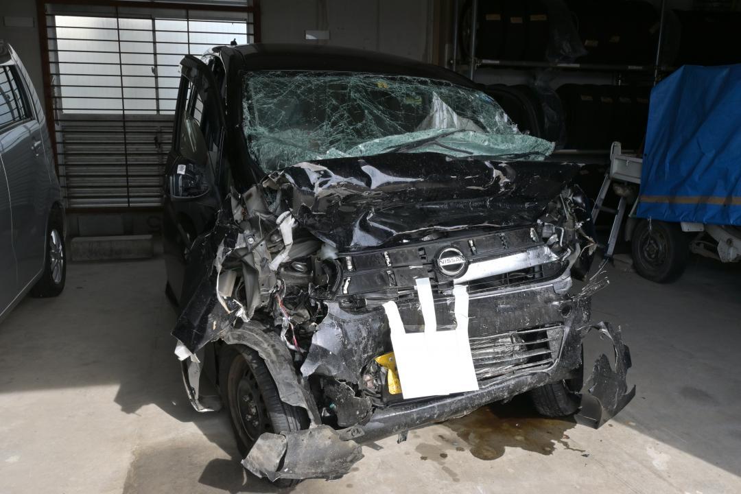 乗用車が正面衝突、乗っていた2人が死亡した軽乗用車=13日午後、高萩署