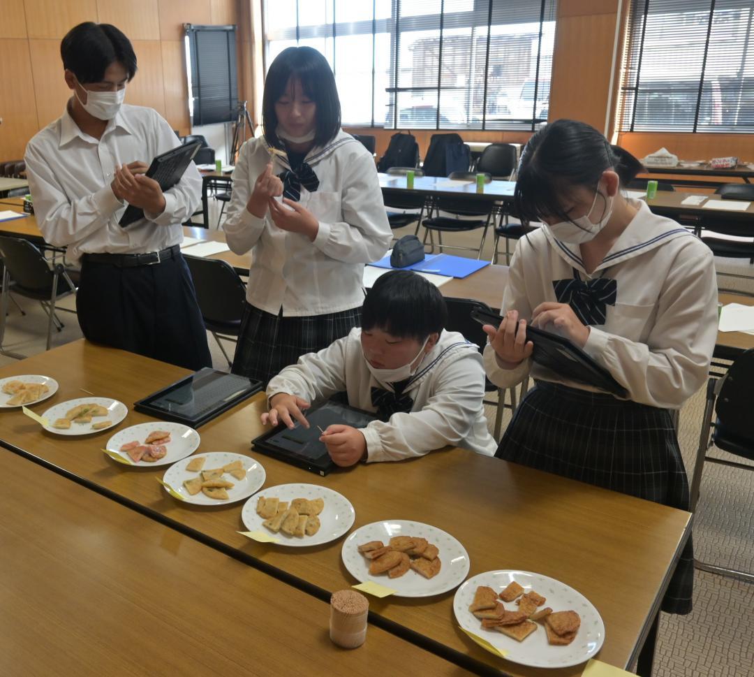 大洗産のシラスを使ったさつま揚げの試食をする生徒たち=ひたちなか市和田町
