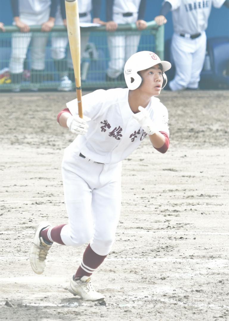 常総学院－茨城　８回裏常総学院１死二塁、池田が右越えに勝ち越し二塁打を放つ＝笠間市民球場