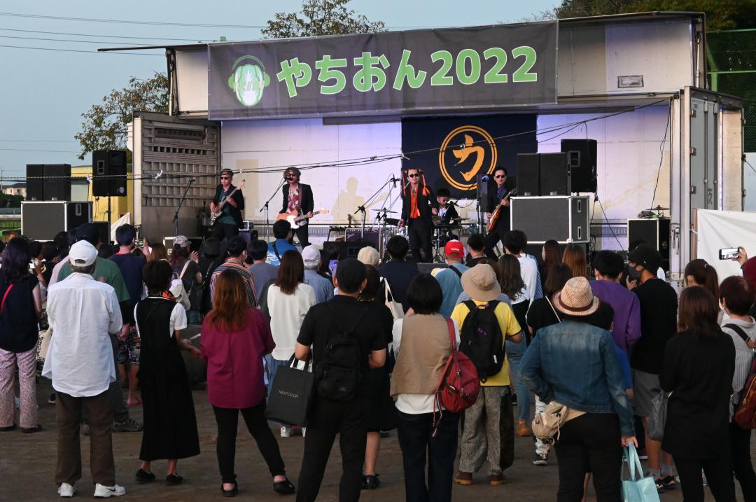 町内外から多くの人たちが集まった音楽フェス「やちおん2022」=八千代町菅谷
