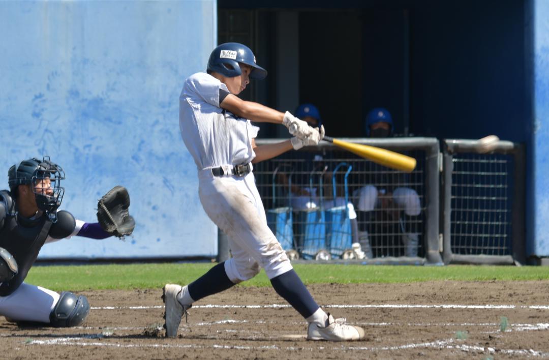 藤代-水戸商　8回表水戸商2死三塁、海老沢が右前適時打を放ち勝ち越す=ひたちなか市民球場
