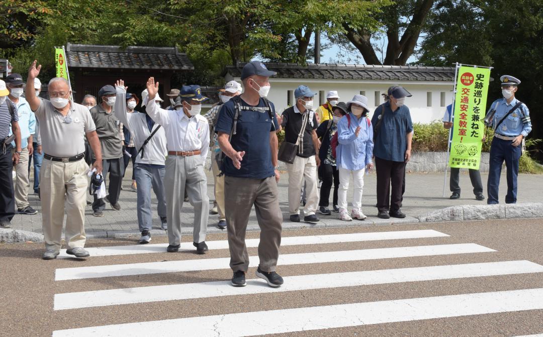 警察官の指導を受けながら杉山門近くの横断歩道を渡る高齢者=水戸市三の丸

