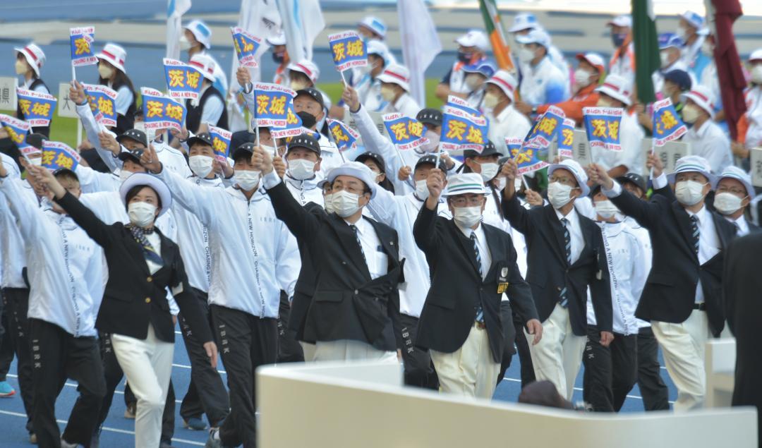 「いちご一会とちぎ国体」総合開会式で入場行進する茨城県選手団=宇都宮市のカンセキスタジアムとちぎ