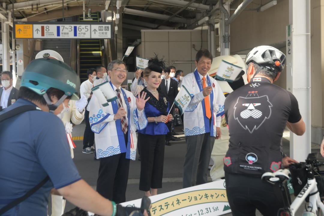 団体臨時列車でホームに到着したサイクリング客を出迎える(左から)小川一路JR水戸支社長、デヴィ夫人、大井川和彦知事=JR水戸駅
