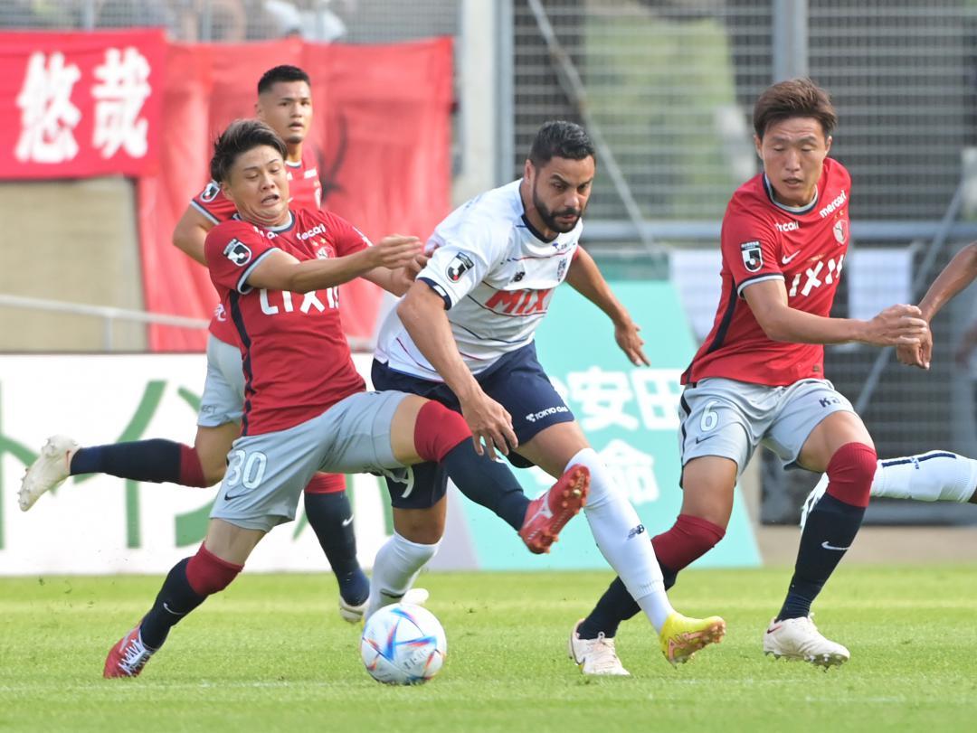 鹿島-FC東京　前半15分、相手と競り合う鹿島の名古(左)と三竿(右)=カシマスタジアム
