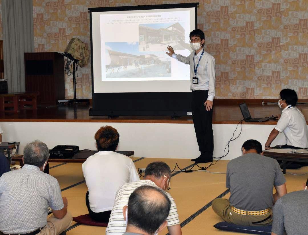 拠点施設の整備計画を説明する市担当者=神栖市息栖