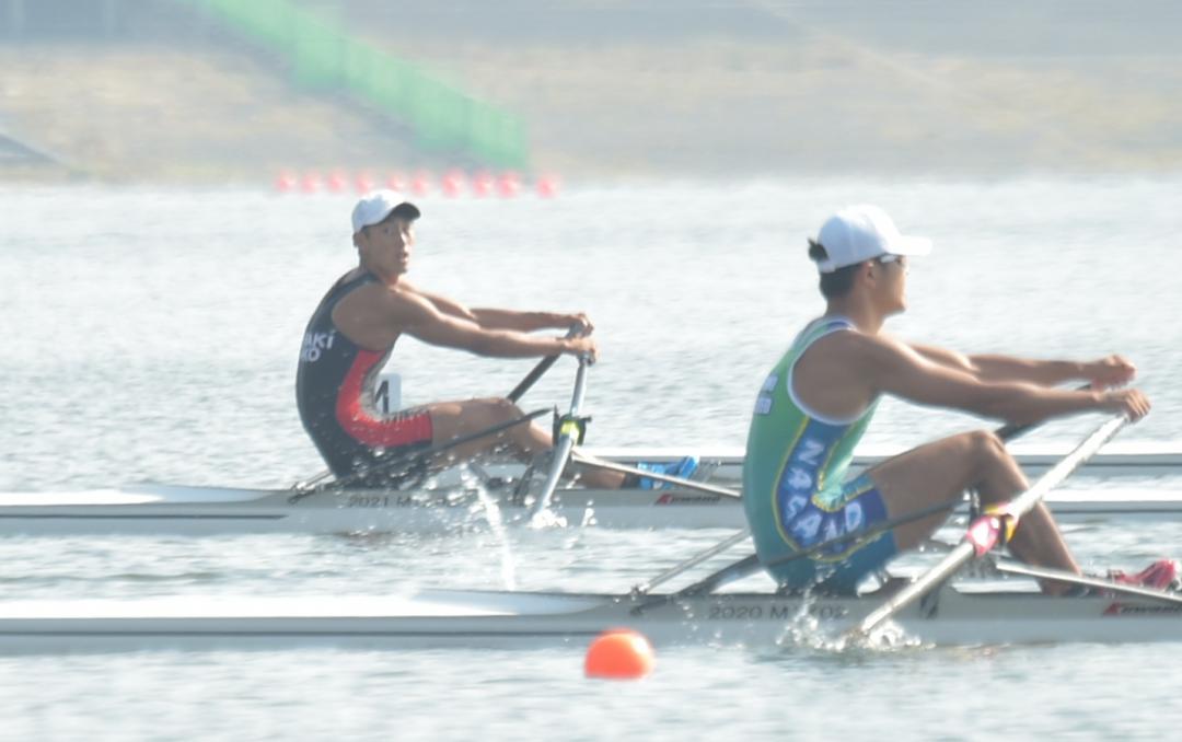 〈ボート少年男子シングルスカル決勝〉3位に入った須賀優輝(奥)=谷中湖特設コース