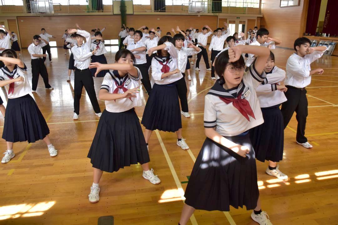 学校内の思い出の場所でダンスの動画撮影に取り組む生徒たち=常陸太田市瑞龍町
