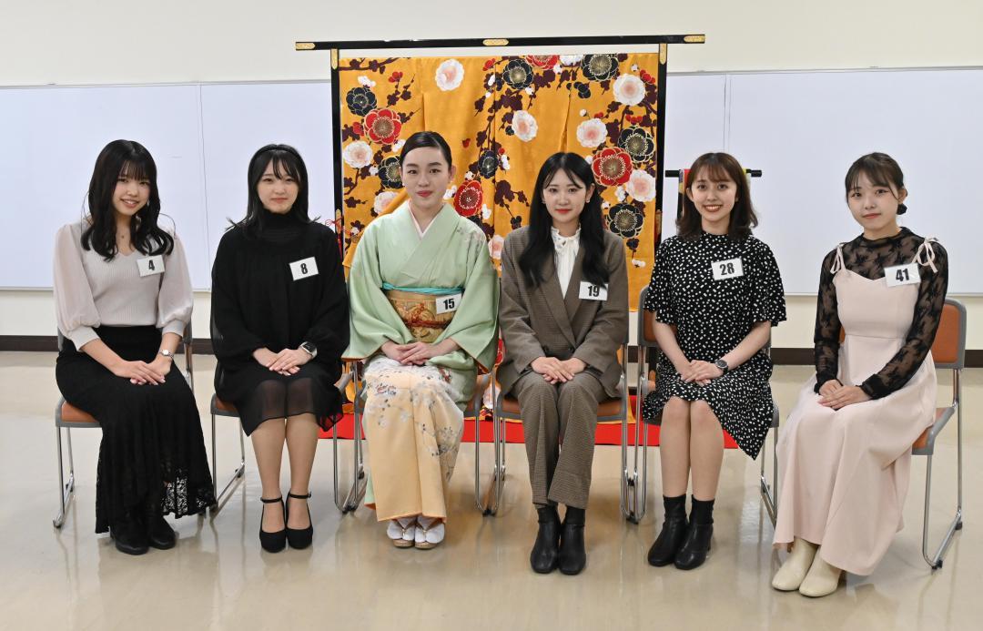 水戸の梅大使に選ばれた磯崎風花さん、長沢未来さん、宮田和弥さん、飯田はなさん、大畠未蘭さん、椎名美晴さん(左から)=水戸市五軒町
