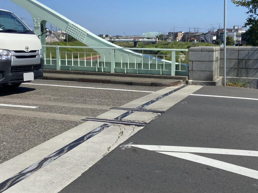 水門橋に残る水浜電車の軌道線跡(写真の一部を加工しています)=水戸市柳町
