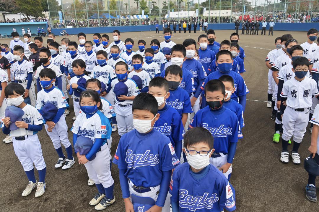 県少年軟式野球選手権大会の開会式で、マスク姿で整列する選手たち=なかLuckyFM公園野球場
