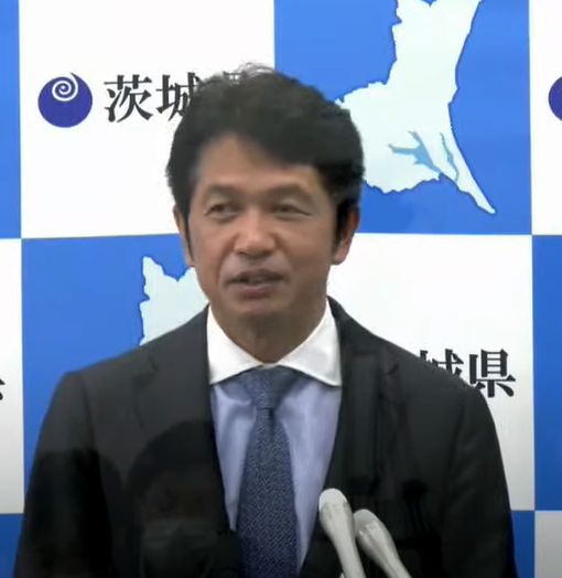 会見する大井川和彦知事=県庁