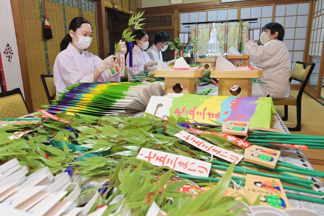 Shrine maidens prepare bamboo grass and chitose candy for Shichigosan (Mito Hachimangu Shrine in Hachiman-cho, Mito City)