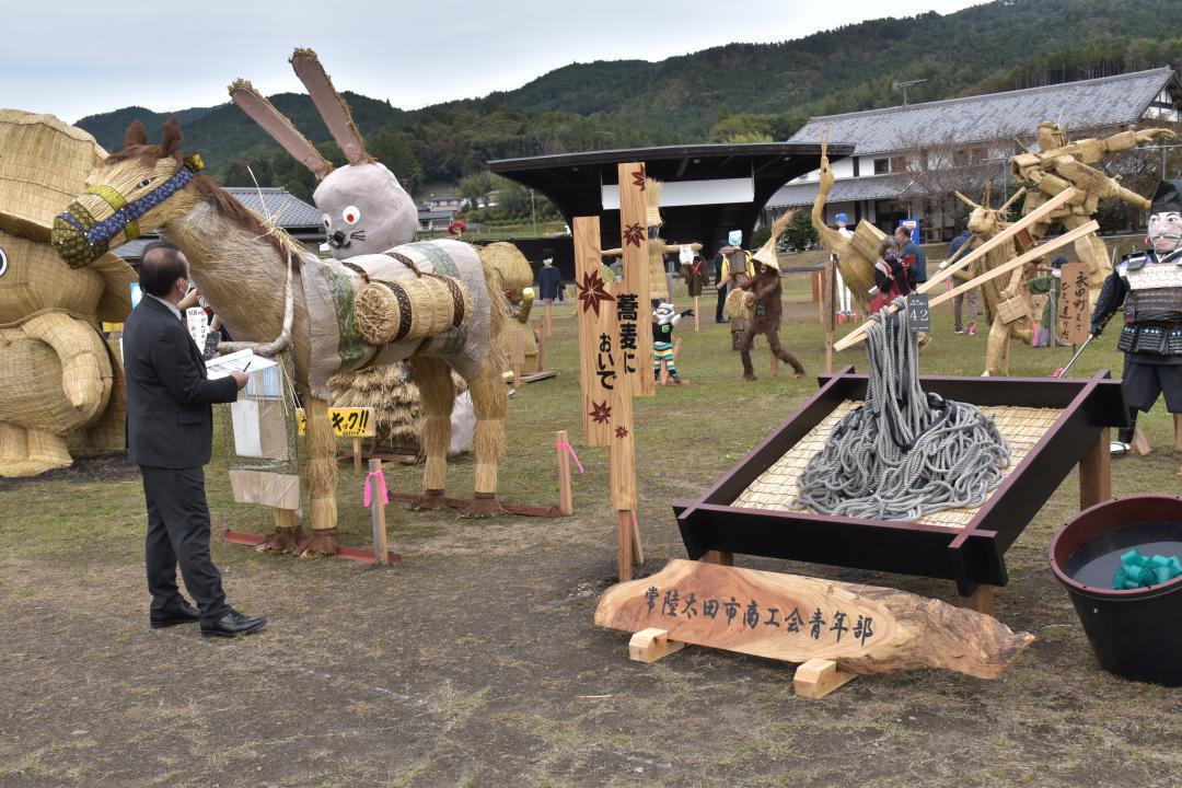 Unique hand-made scarecrow competition = Onakamachi, Hitachiota City