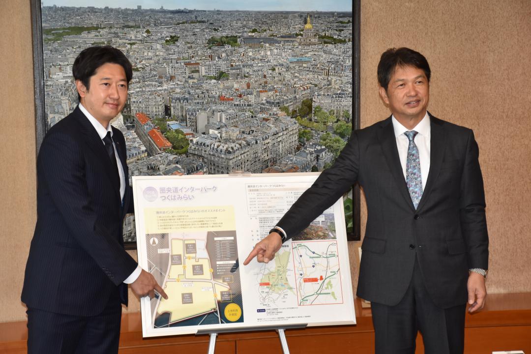 つくばみらい市内の県工業団地に進出を決めた日清食品の安藤徳隆社長(左)と大井川和彦知事=県庁
