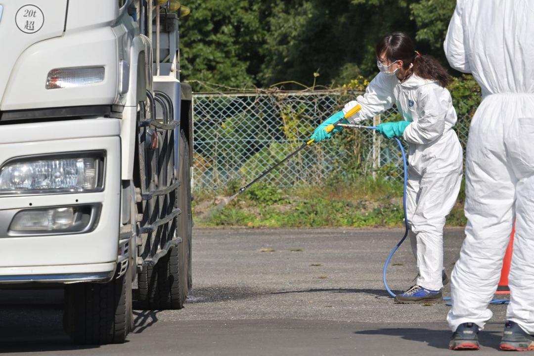 設置された消毒ポイントで作業にあたる県職員たち=4日午後1時39分、かすみがうら市中佐谷の第1常陸野公園