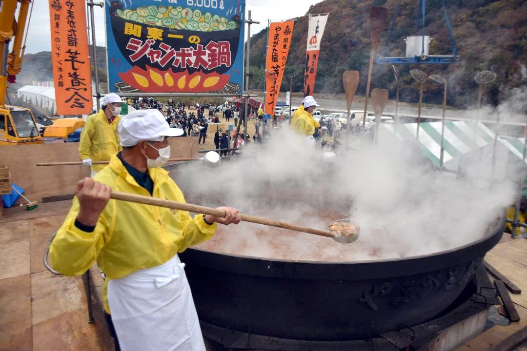 関東一の大鍋で作られ提供された「やまがた宿芋煮会」=常陸大宮市山方の清流公園
