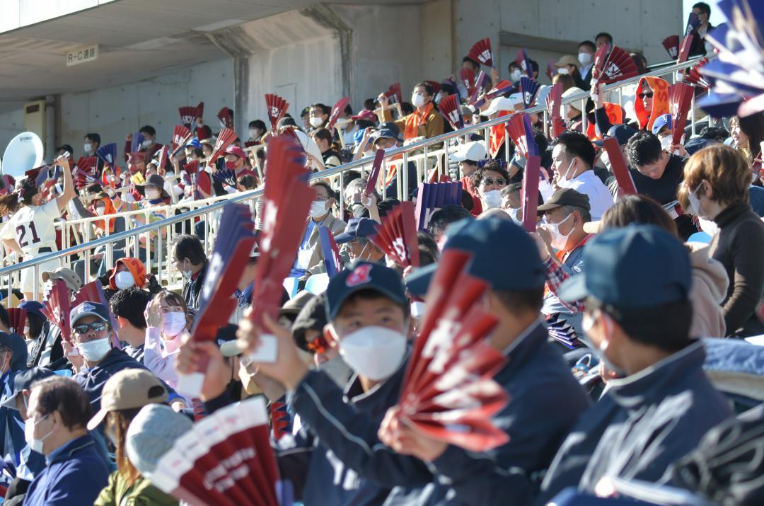 約8000人が訪れ、にぎわった野球の全早慶戦=ひたちなか市民球場
