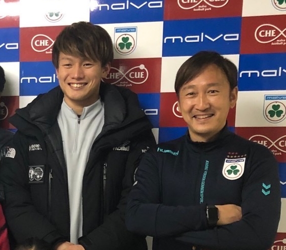 昨年12月、マルバ水戸校を訪れた上田綺世(左)と記念撮影する浅野智久さん