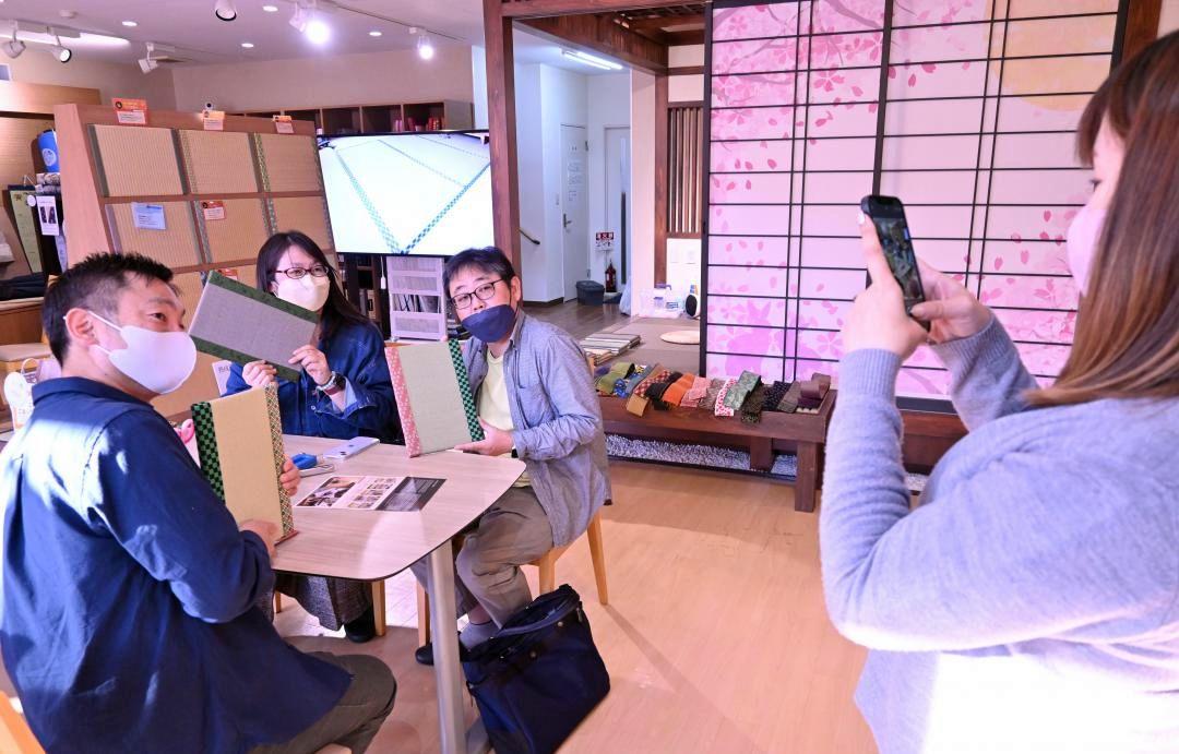 畳作り体験を楽しむファムプログラムの参加者たち=水戸市見和